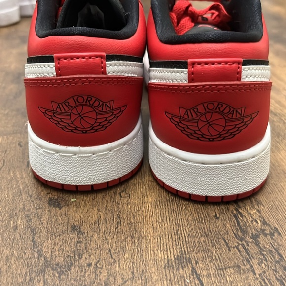 Air Jordan 1 low Gum red/black 4Y=W5.5! Preowned great condition w/o box! - Picture 5 of 12